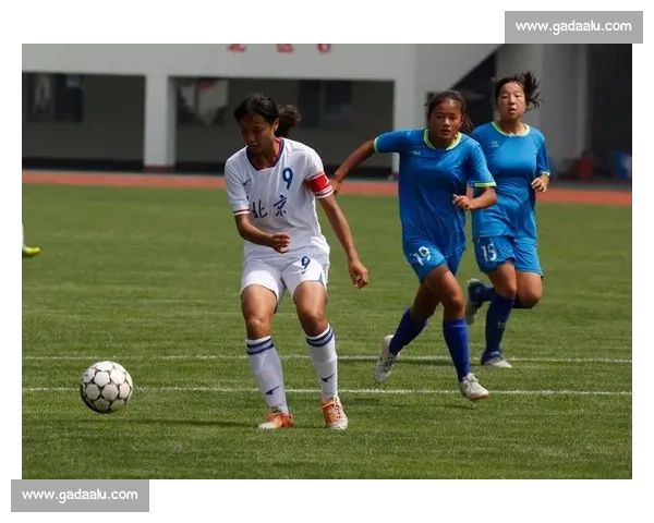 女子足球赛精彩纷呈 激发团队精神与竞技热情的新篇章 - 副本 (2)