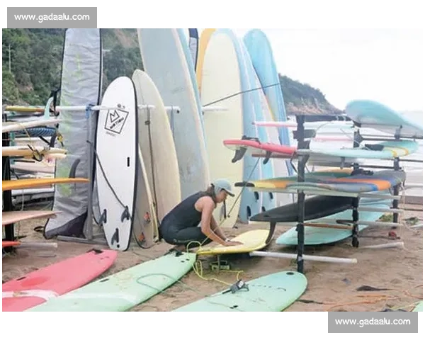 激情海浪上的较量：全球顶尖冲浪选手巅峰对决盛况 - 副本